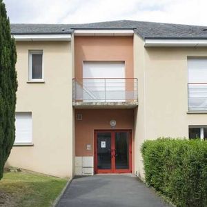 Appartement duplex de type 4, comprenant au rdc, une cuisine et un salon et à l'étage 3 chambres et une salle de bain. - Photo 2