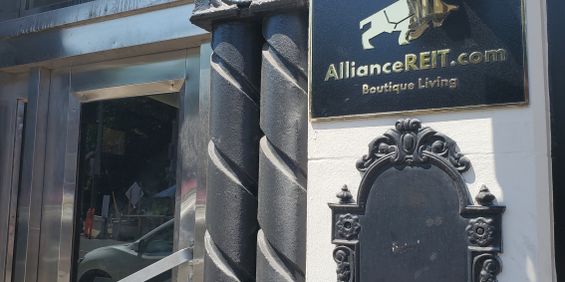 1 Bedroom in Luxury Boutique building in Forest Hill - Photo 3