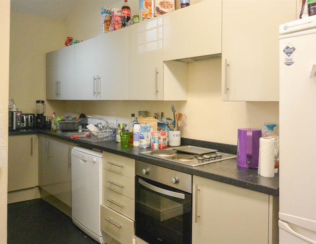 1 Richmond Mount, Hyde Park, Leeds, LS6 1DG - Photo 1