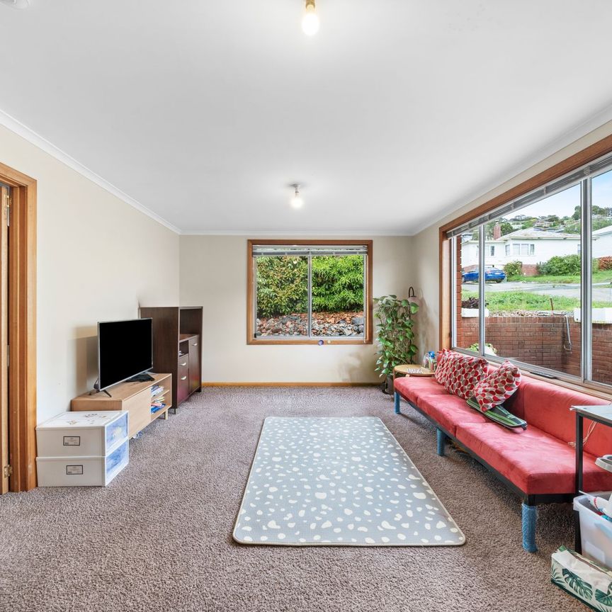 Comfortable Living in Glenorchy with Gardener - Photo 1