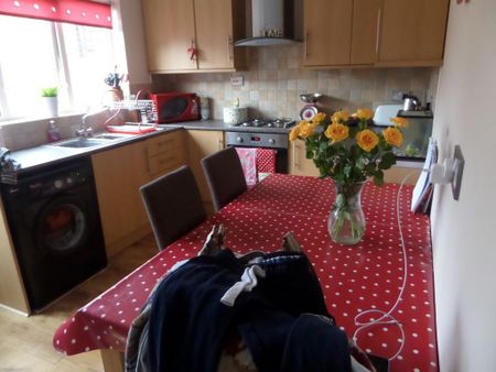 2 bedroom semi-detached house to rent - Photo 4