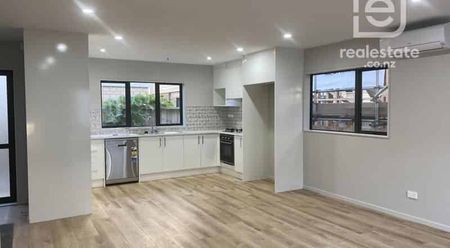 Modern & Spacious Townhouse in Central Papatoetoe - Photo 4