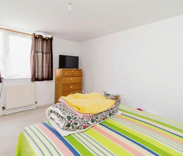 3 bedroom flat to rent - Photo 3