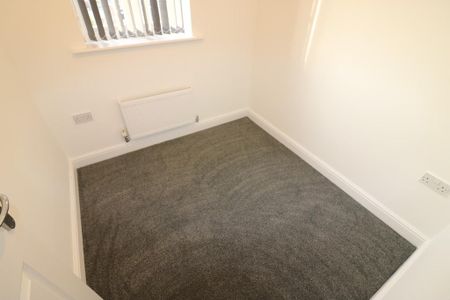 3 bedroom end of terrace house to rent - Photo 2