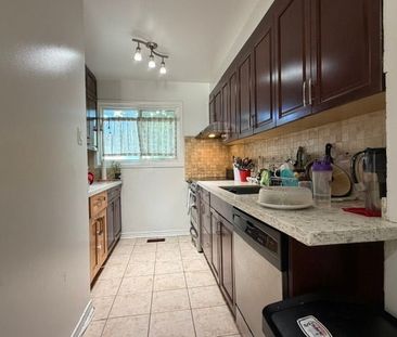 For Lease - 10 Juliana Square, Brampton, Ontario - Photo 1