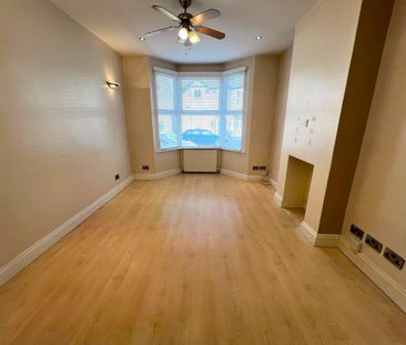 4 bedroom semi-detached house to rent - Photo 4