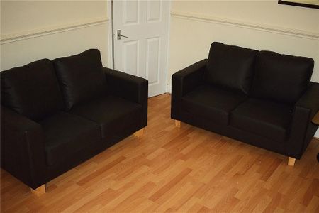 4 bedroom end of terrace house to rent - Photo 2