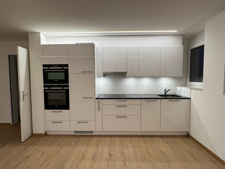 "grosse, moderne 2.5-Zimmer-Wohnung mit Lift und eigenem Waschturm" - Photo 3
