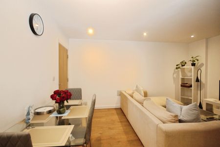 Talbot Close, Mitcham, CR4 1FE - Photo 2