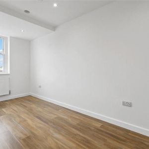 2 bedroom flat in London - Photo 2