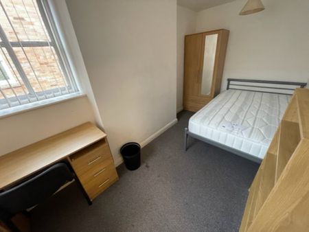5 Bed Student Accommodation - Photo 3