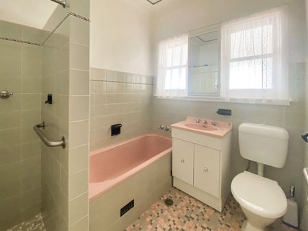 Spacious Family Home - Photo 4