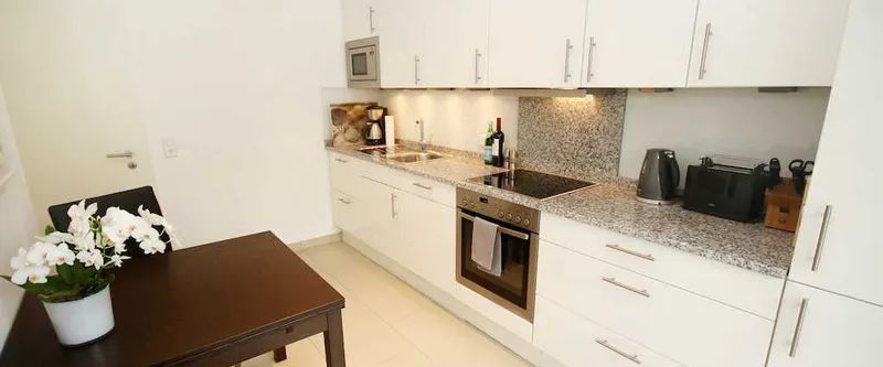 TOP-Lage in Rheinnähe - Möblierte 2-Zimmer-Wohnung mit Aufzug und Balkon in Carlstadt - Photo 1