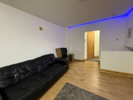 One bedroom Flat close to ilford station ideal for working couples- 1550 pcm - Photo 1