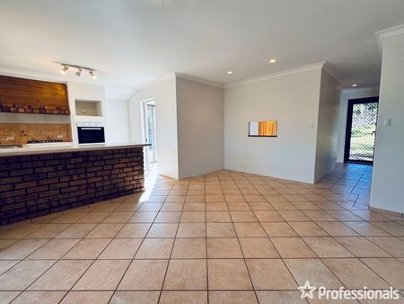 Spacious Family Living with Room for Everyone! - Photo 4