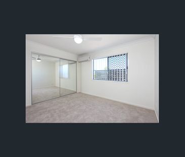 Modern Townhouse in an Excellent location - Photo 4