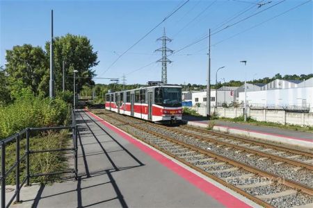 Moderní 3+kk s balkonem na dlouhodobý pronájem. Kuchyně Hanák, sklepní kóje, možnost parkování. K dispozici ihned. Bydlení v přírodě a kousek od metra. Projekt Suomi Hloubětín Praha 9. - Fotografie 3