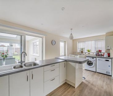 3 bedroom detached house to rent - Photo 2