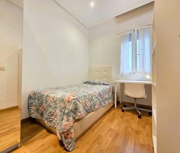 Calle de la Reina, Madrid, Community of Madrid 28004 - Photo 6