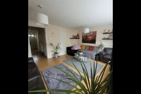 3 Bed Terraced House, Birch Close, E16 - Photo 3