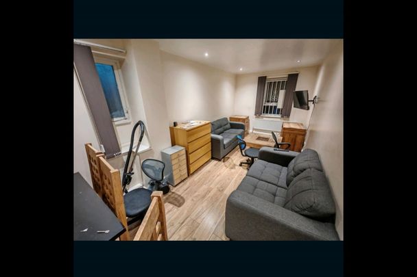 Room in a Shared Flat, Victoria Street, LS3 - Photo 1