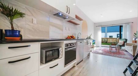 Stunning 2Bedroom with spacious storage townho... - Photo 3