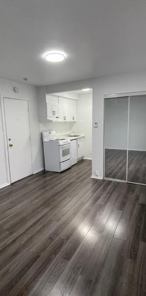 LEASE TRANSFER - STUDIO - 5 MINS FROM JEAN TALON METRO - ALL UTILITIES INCLUDED - $1025/M - Photo 1