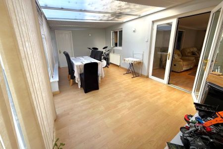 Fisher Close, Walton-on-Thames - 3 bedrooms Property for lettings - Seymours - Photo 2
