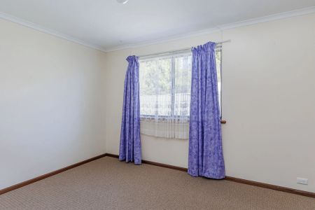 Well-appointed home in a neighbourhood filled with conveniences! - Photo 4