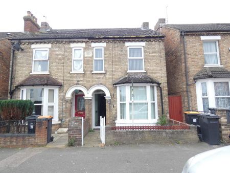 3 bedroom semi-detached house to rent - Photo 2