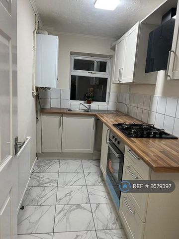 2 bedroom semi-detached house to rent - Photo 4