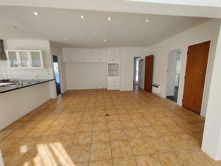 5 Bedrooms in Farm Cove - Photo 2