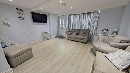 4 bedroom terraced house to rent - Photo 5