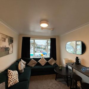 1 bedroom in a house share to rent - Photo 2