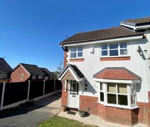 3 bedroom property to rent in Bury - Photo 1