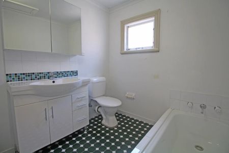 SPACIOUS 4 BEDROOM FAMILY HOME IN A POPULAR LOCATION - REAR PARKING UP TO 4 CAR SPACES - Photo 4