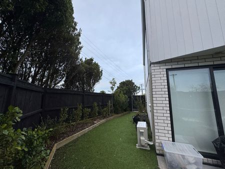 Modern, Sunny, Private and Fully Fenced Townhouse - Photo 3