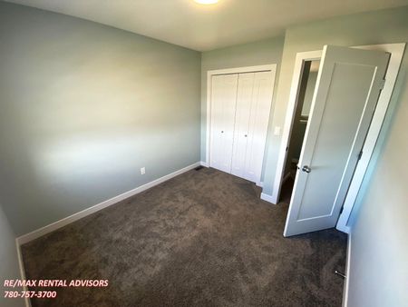 UPPER LEVEL 3 BED PLUS BONUS ROOM, 2.5 BATH, 2 STOREY HALF DUPLEX W/A DOUBLE ATTACHED GARAGE IN THE COMMUNITY OF BLACKSTONE - Photo 5