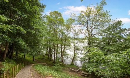 Stor og rumlig 4-værelses lejlighed ved Furesø med privat altan. Depotrum i kælderen og 2 badeværelser - Foto 2