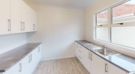 Roslyn - 3 Bedrooms - Photo 2