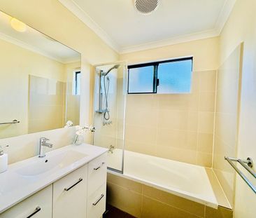 Beautifully Furnished 3 Bedroom, 2 Bathroom Modern Townhouse - Photo 2