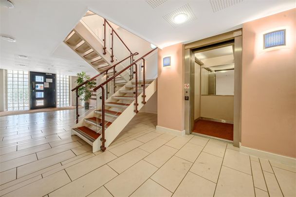London Street, Basingstoke - Photo 1