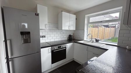 2 bedroom semi-detached house to rent - Photo 4