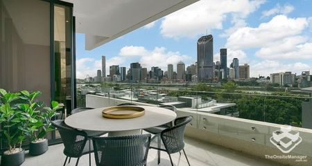 CITY LIVING AT ITS BEST ! 2 BED 2 BATH.... - Photo 4