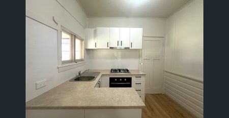 RENOVATED THREE BEDROOM HOUSE - Photo 4