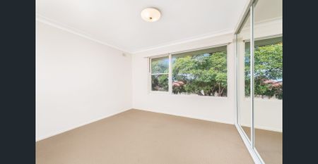 Bright Top-Floor Apartment in a Quiet Complex - Photo 5