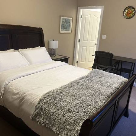 Large bedroom with ensuite washroom in shared home - Photo 3