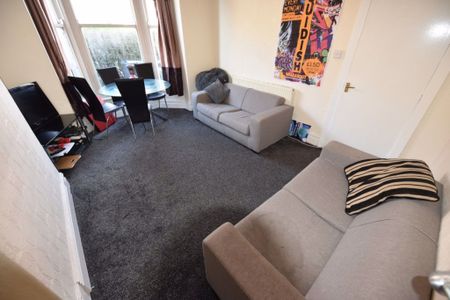6 bedroom House in Cardigan Road, Leeds - Photo 3