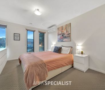 Spacious Family Home with Park Views & Prime Location! - Photo 3