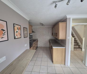 4 bedroom semi-detached house to rent - Photo 6